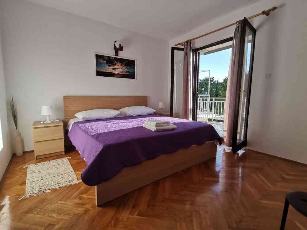 Apartmani-Kiwi-Njivice-otok-Krk-spavaca-soba-u-apartmanu1-prvi-kat-1-1
